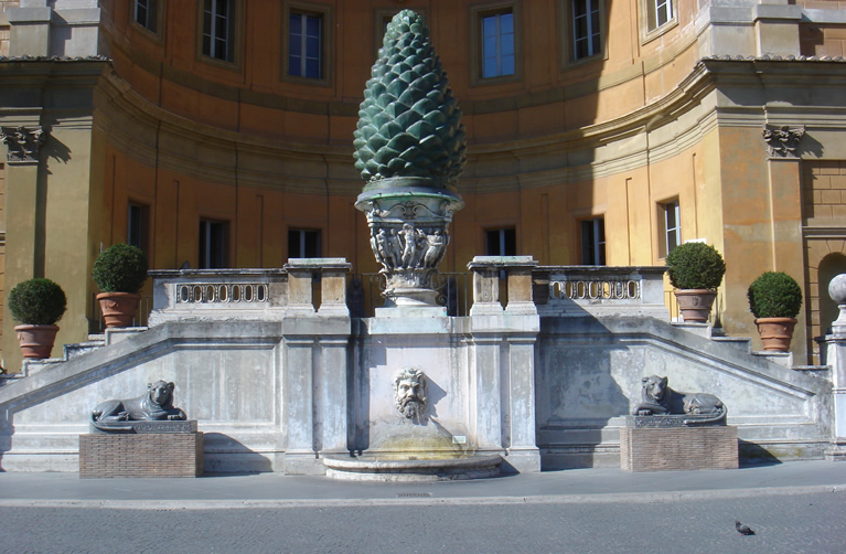 La pigna nel Cortile della Pigna nei Musei Vaticani a Roma