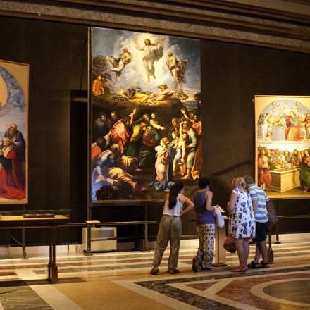Interno della Pinacoteca Vaticana nei Musei Vaticani a Roma