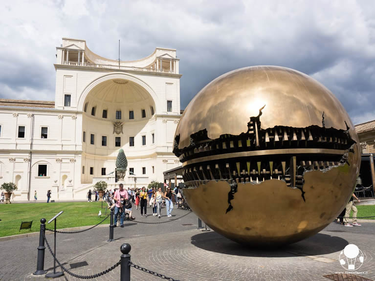 Sfera con Sfera di Pomodoro nel Cortile della Pigna nei Musei Vaticani a Roma