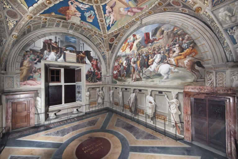 La Stanza di Eliodoro affrescata da Raffaello nei Musei Vaticani