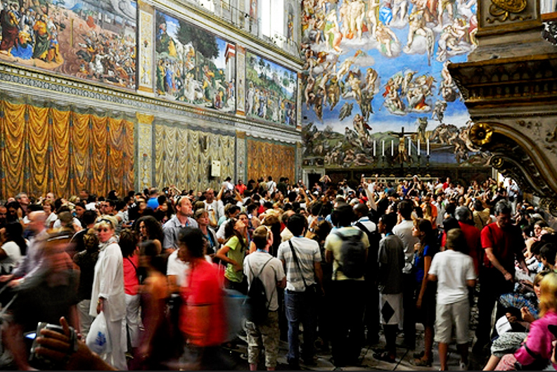 La folla all'interno dei Musei Vaticani